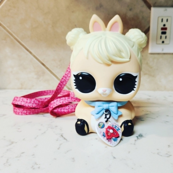 MGA LOL Surprise Biggie Pets Cottontail Q.T. Bookbag Piggy Bank - Picture 6 of 9